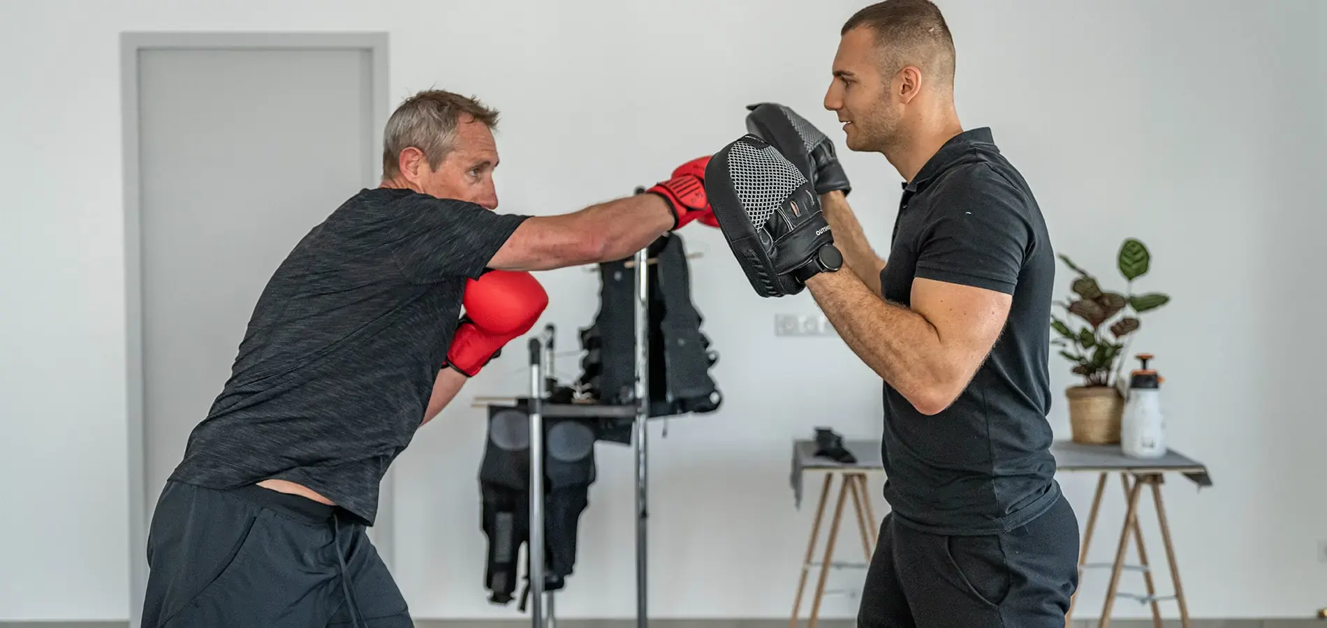 Client en séance de boxe sur pattes d'ours avec son coach Get Your Move à Bourgoin-Jallieu