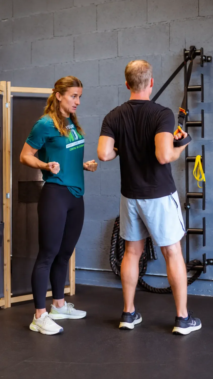 Coach Get Your Move guidant un client aux sangles TRX au studio de Bourgoin-Jallieu