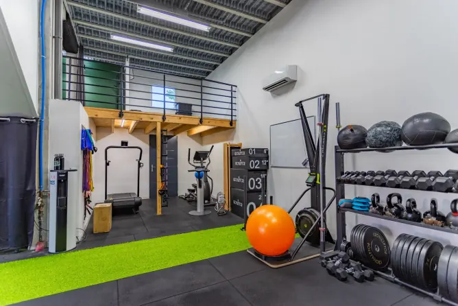 Espace cardio sous la mezzanine et rangement des haltères chez Get Your Move