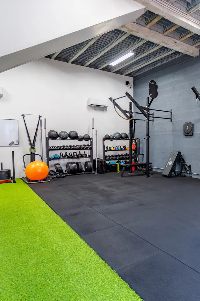 Piste de gazon, racks de médecine-balls et station de traction dans la salle Get Your Move