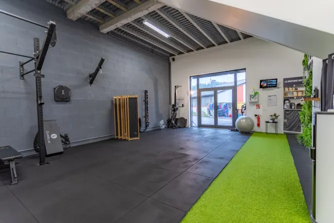 Plateau d'entraînement de Get Your Move avec piste de gazon et entrée vitrée