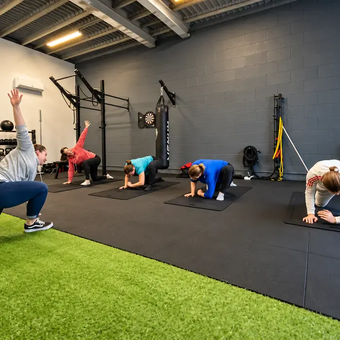 Groupe en séance collective sur la piste de gazon du studio Get Your Move