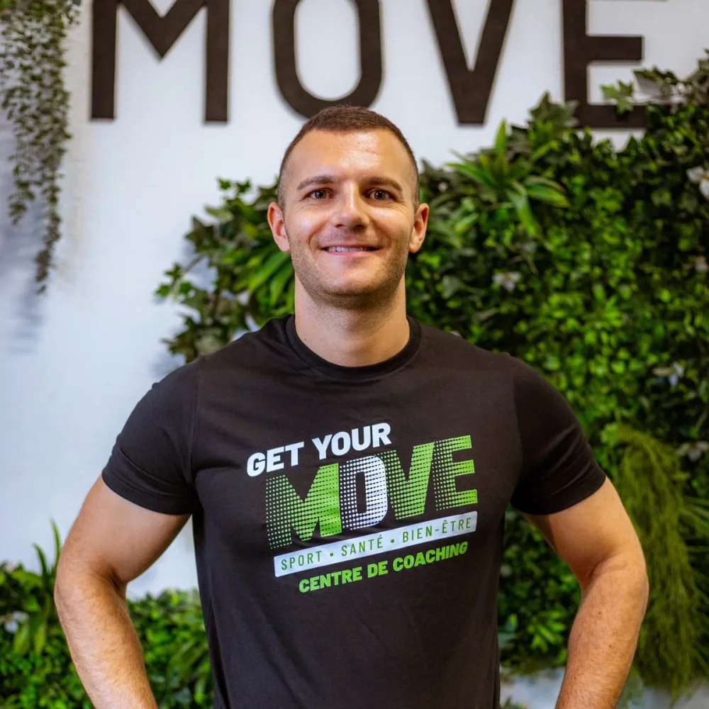 Florent Perez, cofondateur et coach diplômé de Get Your Move, devant le mur végétal du centre