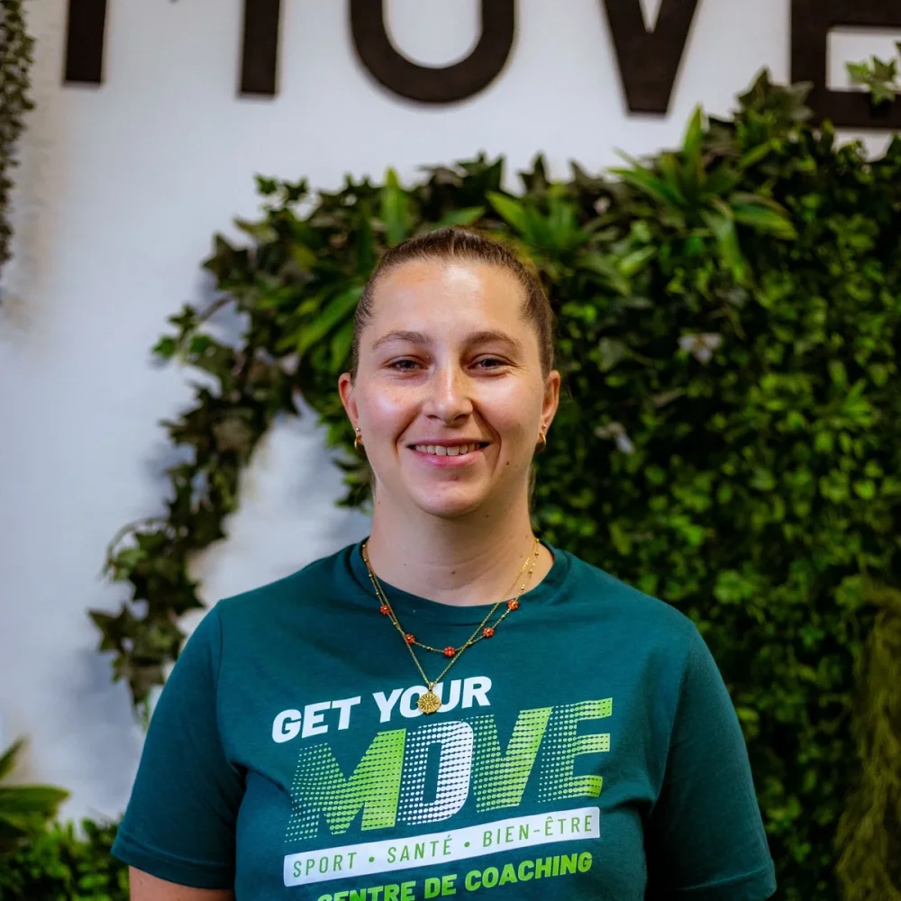 Pauline Raffin, cofondatrice et coach diplômée de Get Your Move, devant le mur végétal du centre